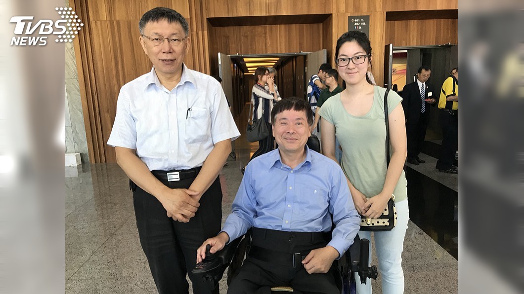 自小與母分開　她半工半讀照顧父親獲孝行獎
