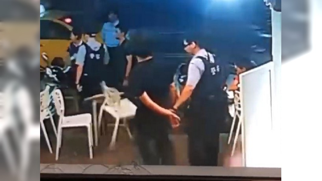 黑衣男被上銬,出腳踢翻桌椅。圖/翻攝自黑色豪門企業