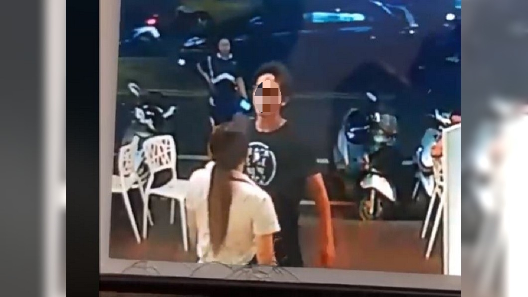 桃園男子隨機踢飛婦人　上銬又踢翻桌椅被警壓制