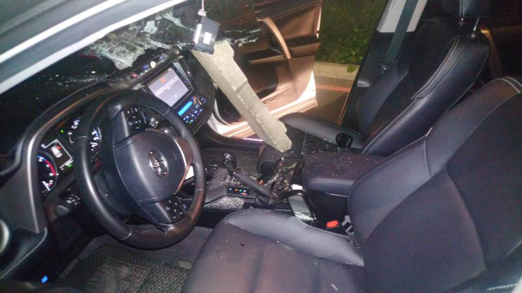 驚險！天外飛來水泥柱砸穿車　僅差30公分擊中駕駛
