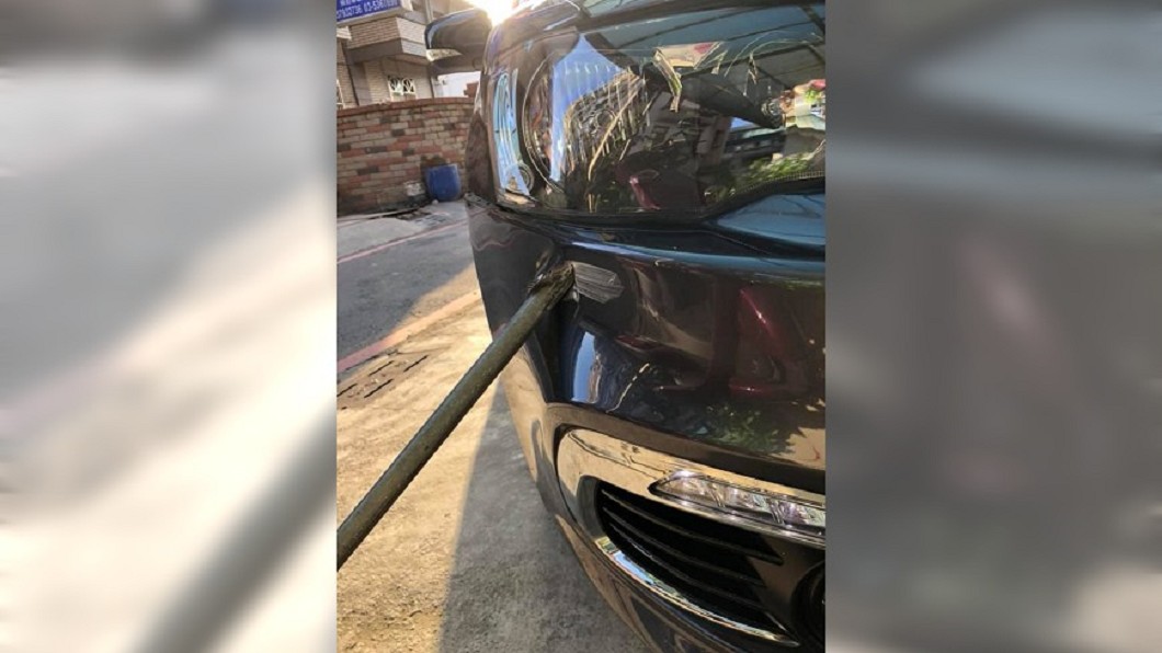 衰!快速道路飛來一支鐵架 直直插進車頭