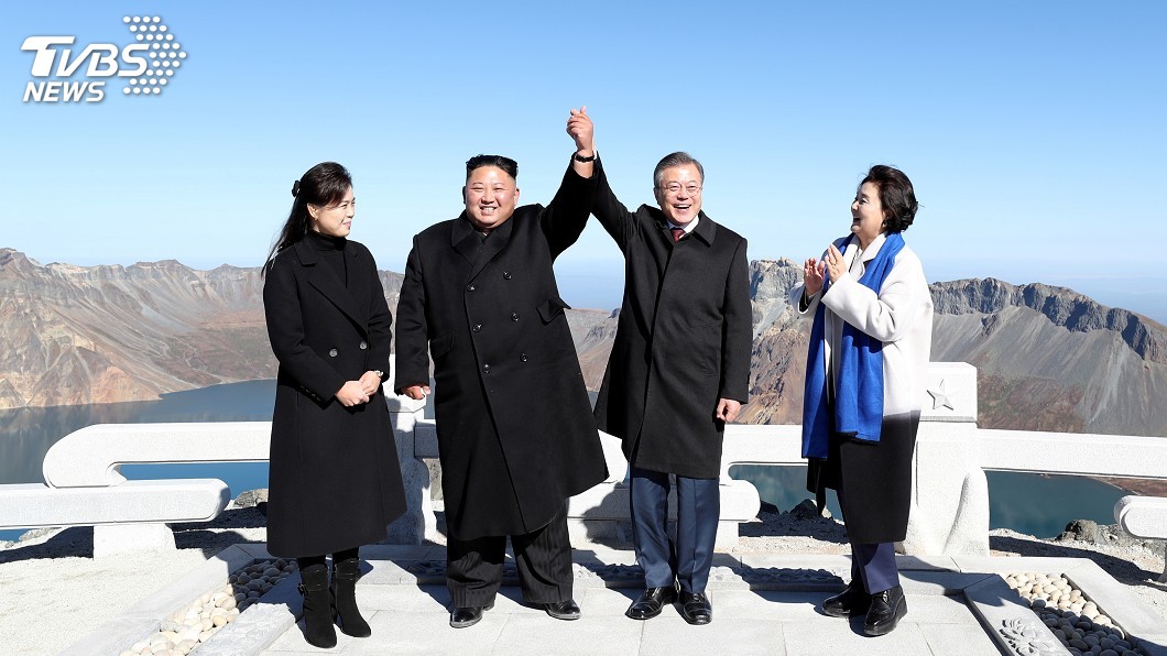 登「民族聖山」白頭山 金正恩和文在寅同遊天池
