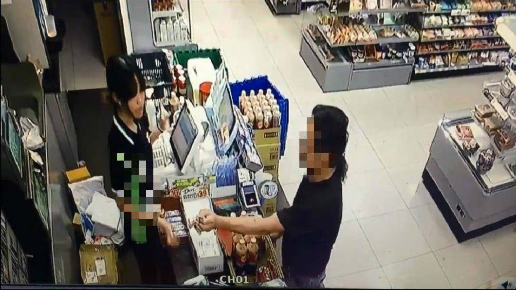 起初工讀生妹妹很客氣地跟這名客人說明取包裹需要收件人本人的證件。(圖／翻攝自爆廢公社)