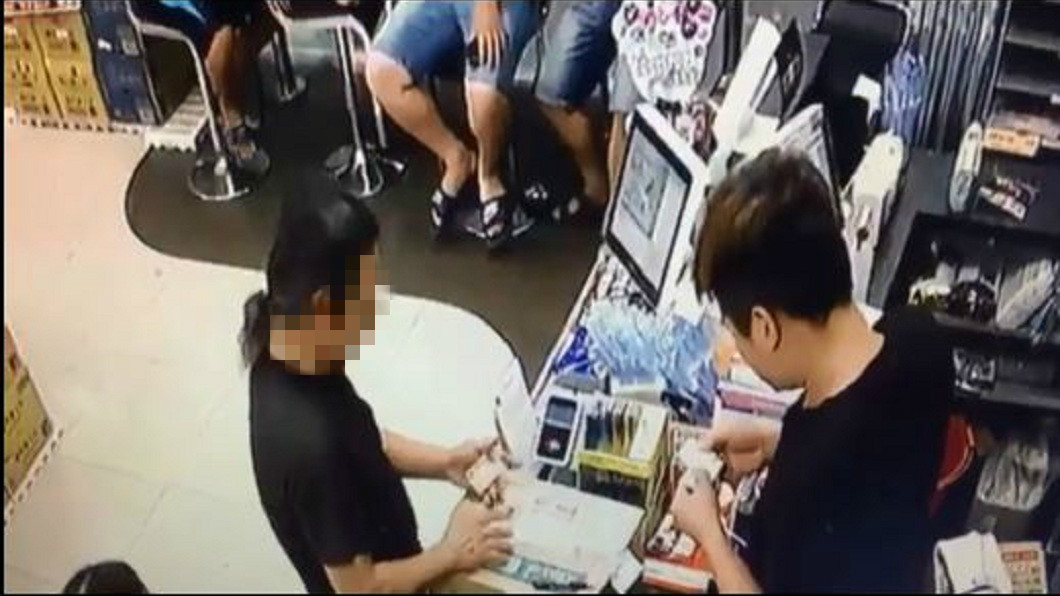 眼見自家的工讀生妹妹被刁難到哭了，店長隨即出現處理。(圖／翻攝自爆廢公社)