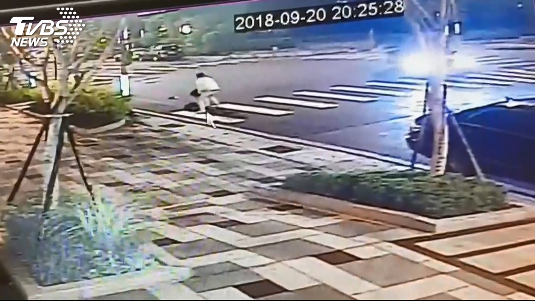 好狠!偷賓士拿美工刀街頭搶 女遭拖行