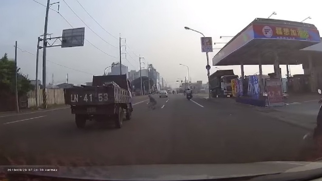 男衝刺撞向貨車慘被輾 警方曝真相:不是假車禍...