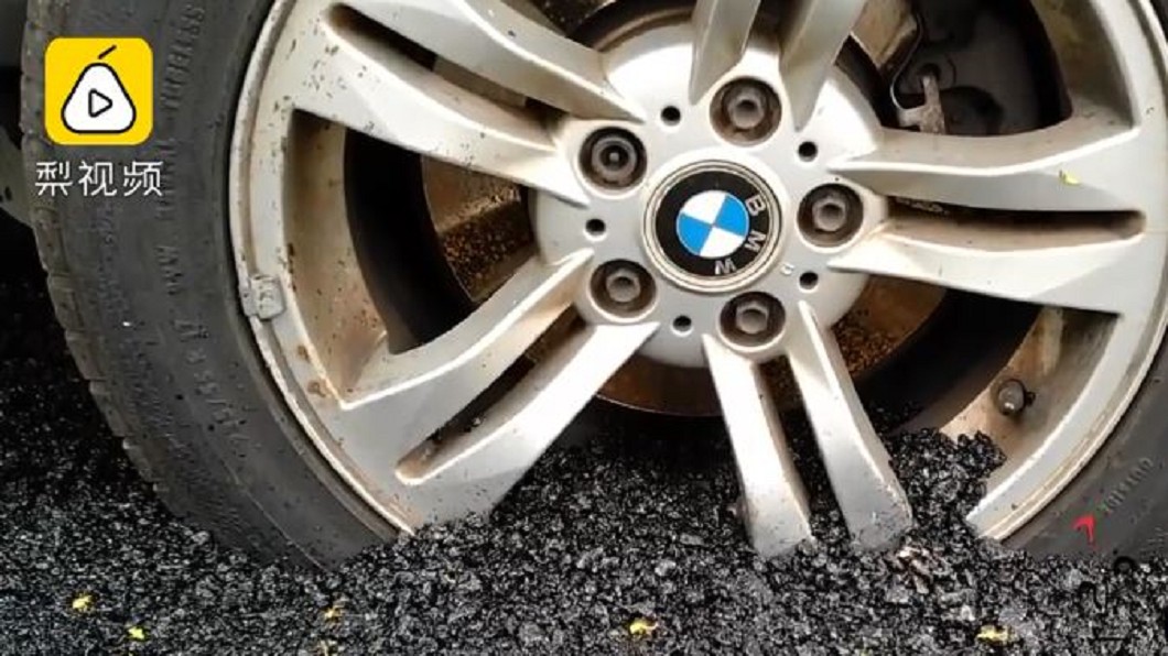 BMW擋路7天!工人怒鋪瀝青活埋 「車輪黏死」網嗨翻