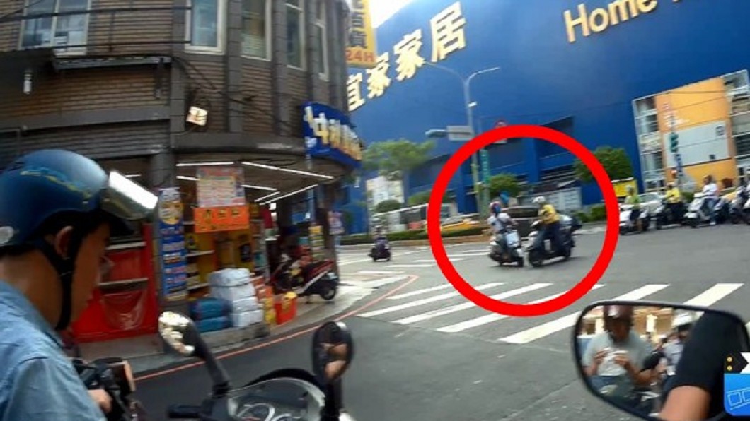 無敵三寶硬闖釀車禍!警1秒就現身 網笑翻:真療癒