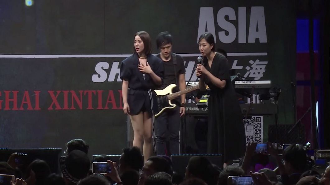 大媽衝舞台「奪麥」　丁噹上海演唱超驚嚇