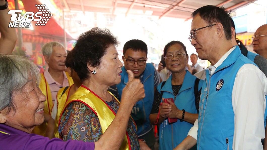 國民黨台北市長參選人丁守中(前右)出席三獻禮祝壽聖典，圖／中央社