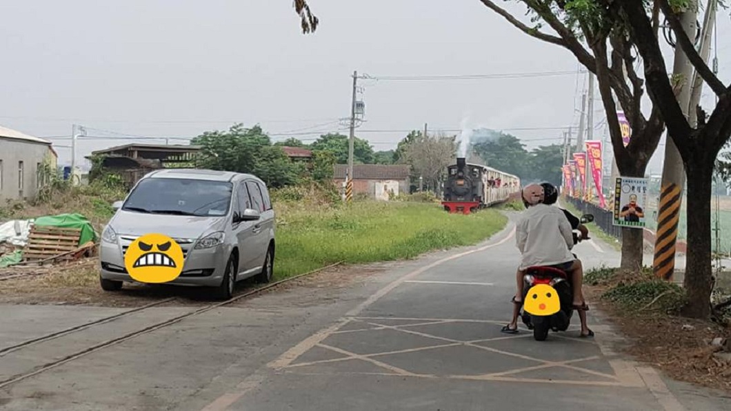 三寶轎車停在鐵軌上　觀光小火車狂鳴笛遊客傻眼