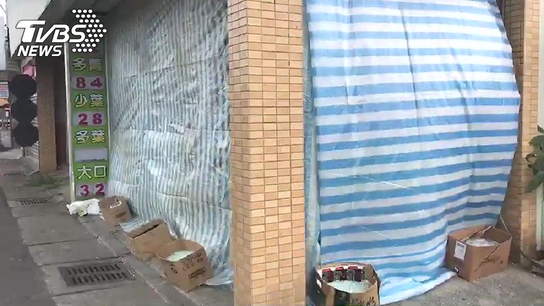 被害店家用帆布蓋起。圖/TVBS