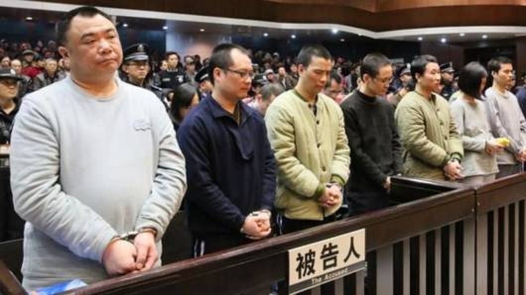 這群詐騙嫌犯出庭受審時,有很多老爺爺和老奶奶出庭。(圖/翻攝自陸網)