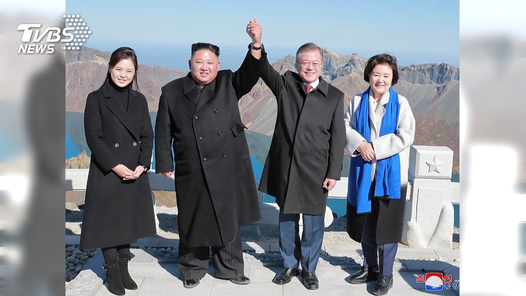 尷尬喊「怎麼比啊」 金正恩學韓星比手指愛心