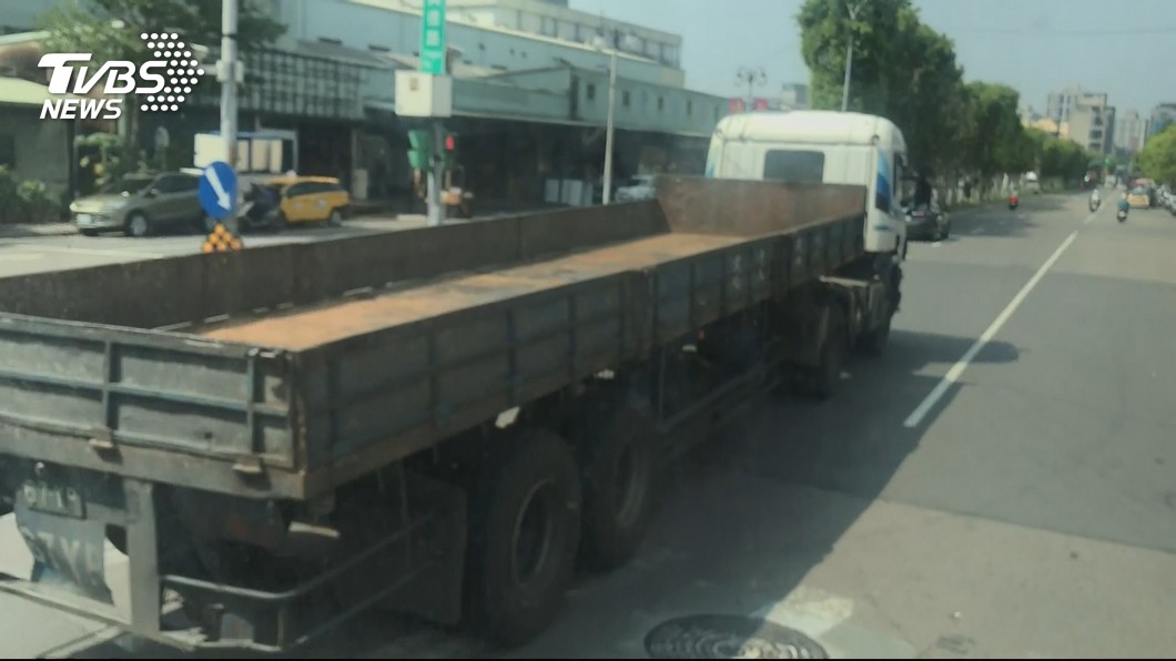 車輛內輪差存在風險 安全用路切勿靠近