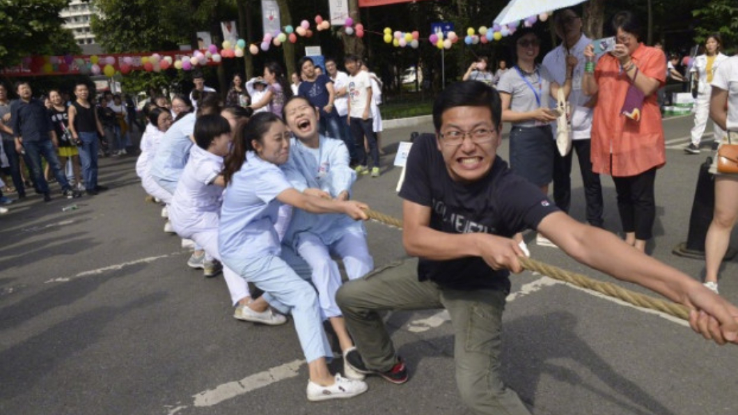 她拔河面目猙獰！往下看「亮點」笑翻　原來是疼的