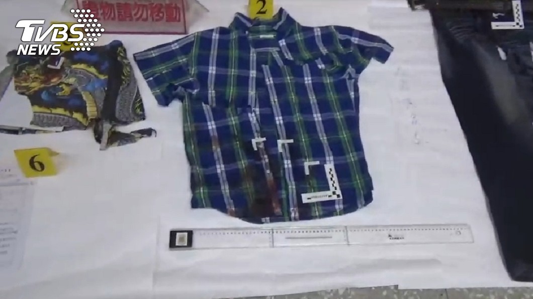 死者衣服下腹部有明顯彈孔及血跡。圖／TVBS