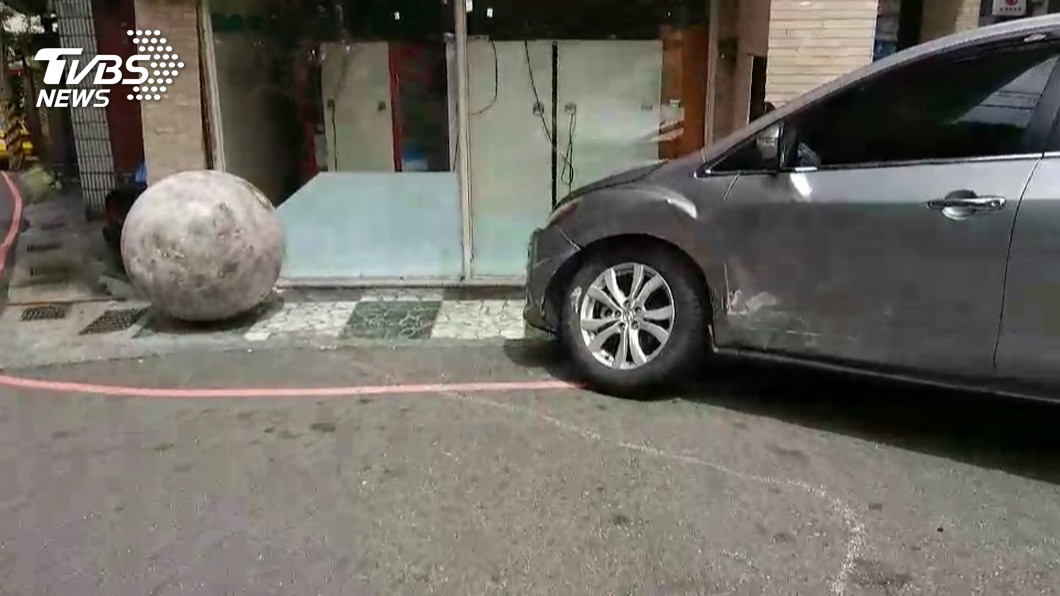 驚險!2.1噸大理石球失控滾下 機車如保齡球瓶全倒