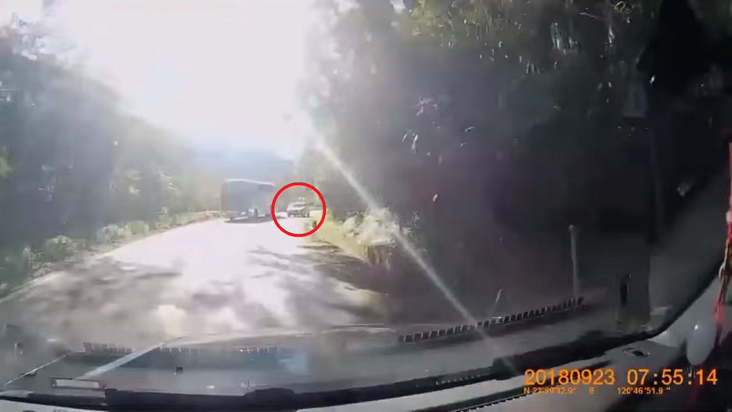 阿里山「三明治超車」擦撞照後鏡 駕駛嚇壞:差點洗溝