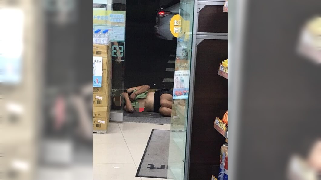 酒醒會後悔死!半裸女醉倒超商門口被強制送醫