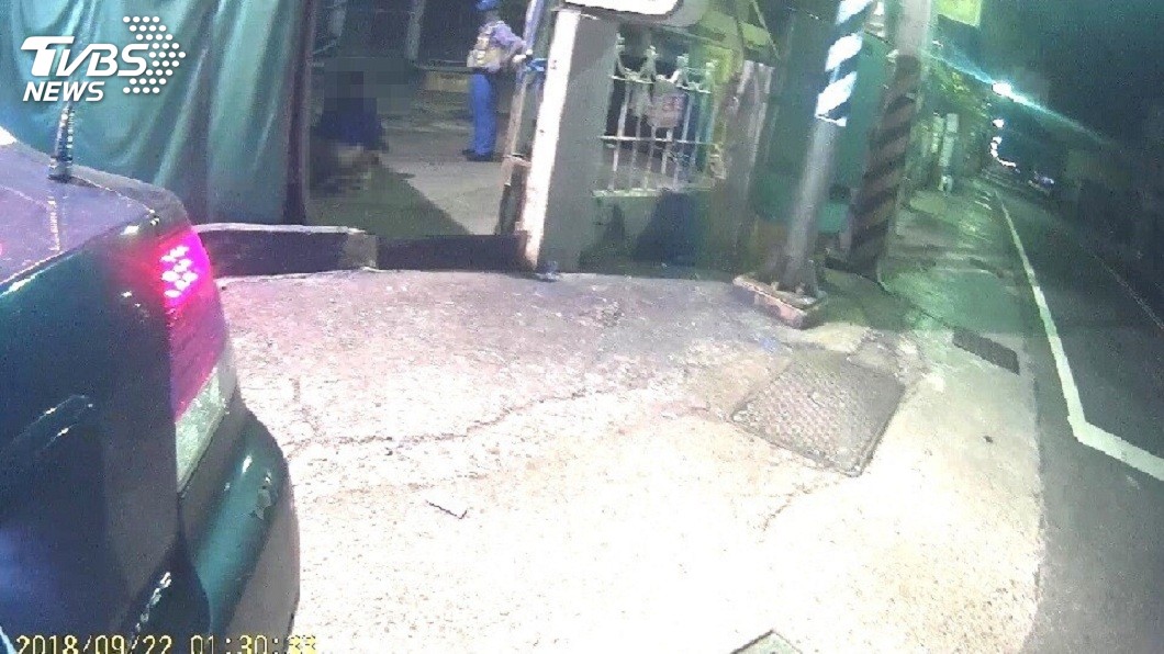 這樣閃酒測!醉漢路邊「屎力全開」 還跟警要衛生紙