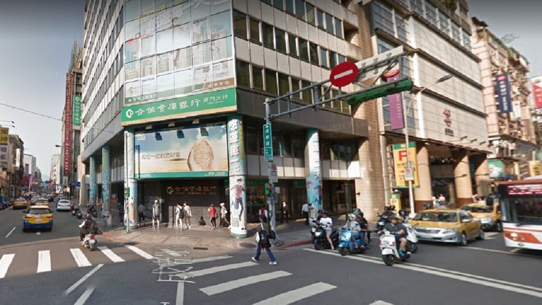老母西門町行乞10小時 2兒竟嬉鬧玩手機等收錢