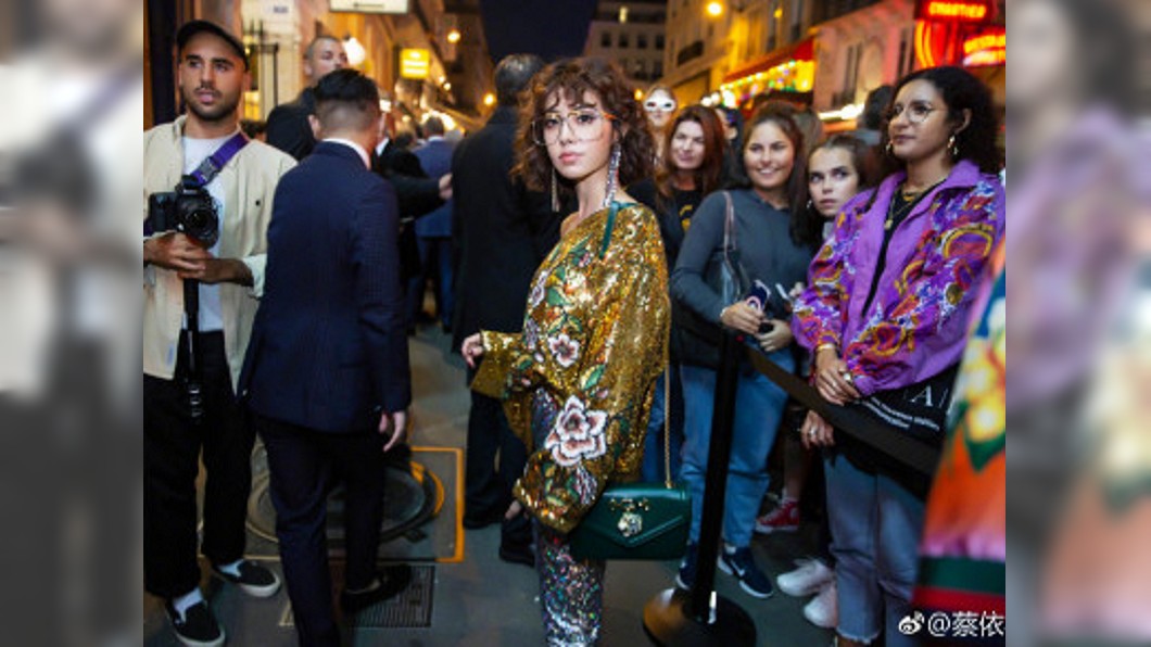 Jolin時裝週「復古捲毛」造型! 網友:媽媽去買菜