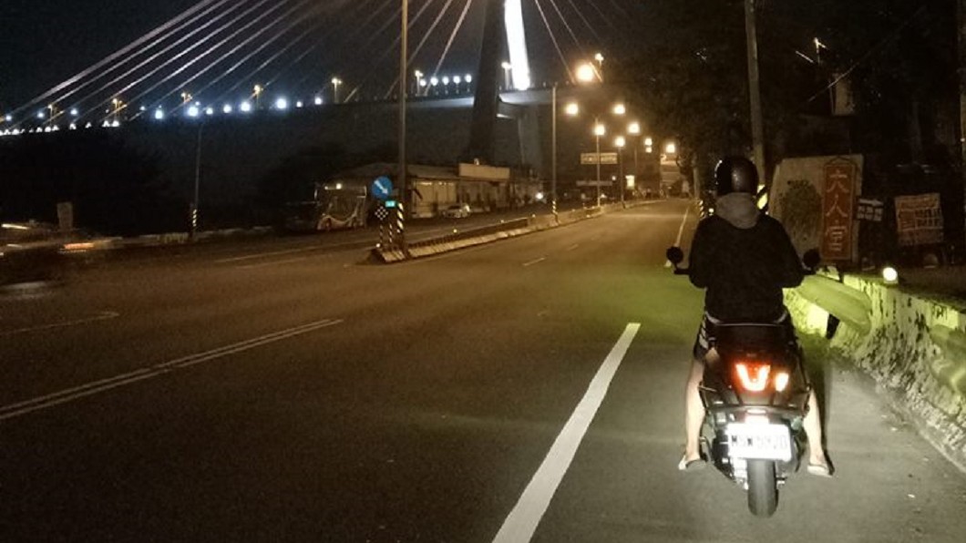 騎車2小時給驚喜　暖男友「回程陪騎」惹她路邊大哭
