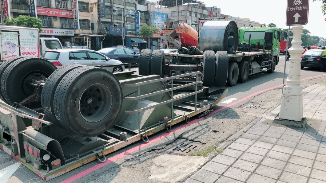 「20噸鋼圈掉落」砸塌燈桿 小港機場旁嚴重車禍