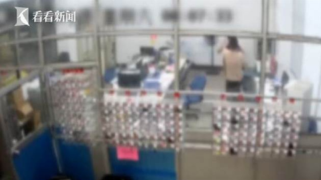 江蘇一名男子因為試用期沒過,一氣之下持刀朝主管砍殺。(圖/翻攝自看看新聞)