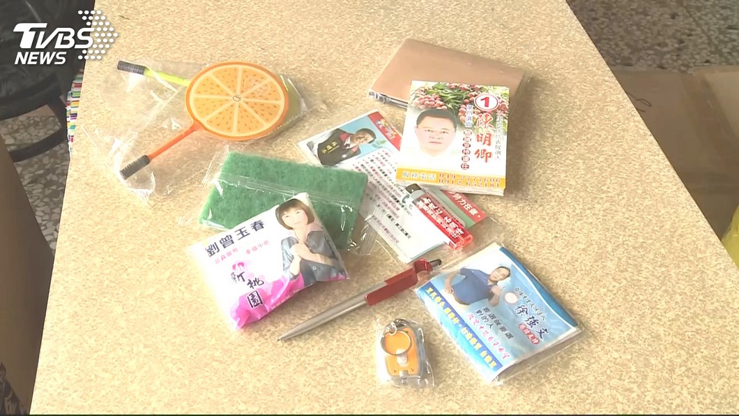 選戰小物滿天飛 口罩、菜瓜布最受歡迎