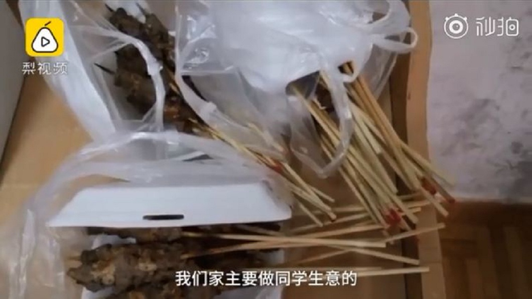 有網友發現點菜單上男大生們分別點了牛肉串和羊肉串各75串,因此認為菜單上的另一個品項,寫的是121串機率較大。(圖/翻攝自梨視頻)