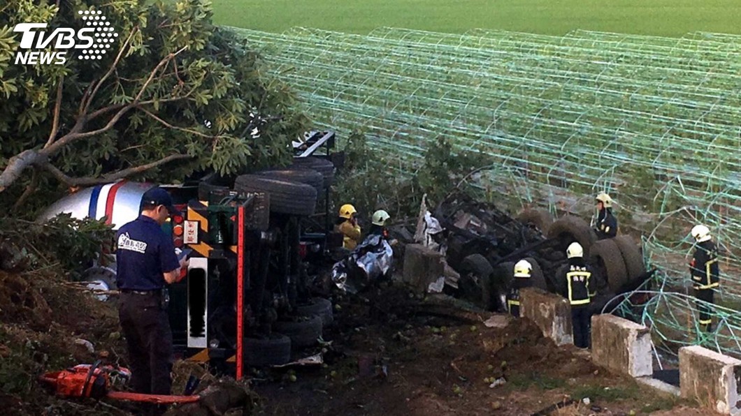 槽車翻覆邊坡駕駛不治 易燃氣體外洩急灑水