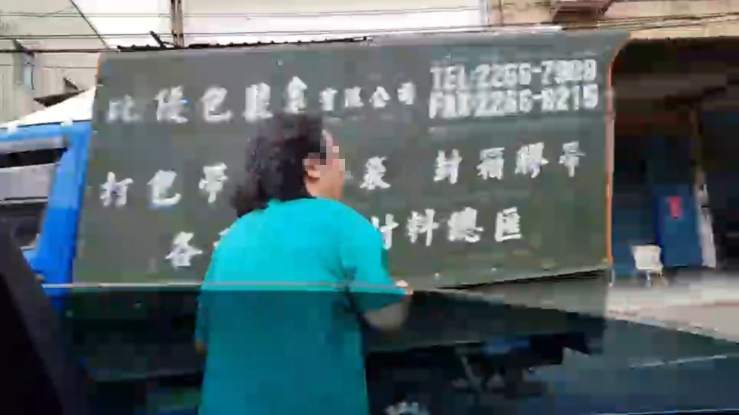 女子轉身離開時差點撞上1台小貨車。圖/TVBS