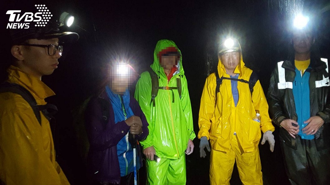 氣溫驟降2山友失溫 宜蘭搜救隊護送下山