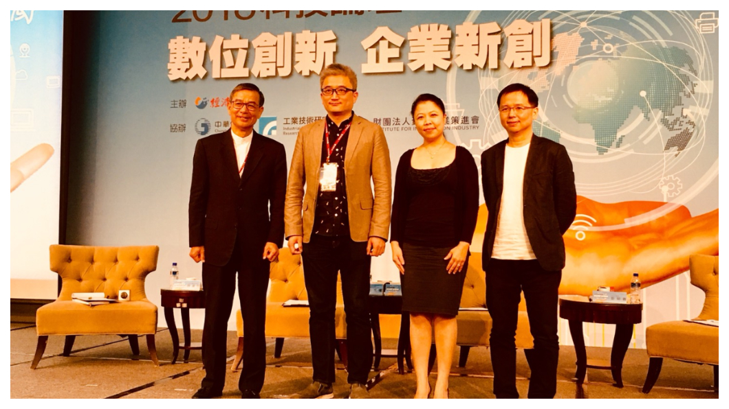 杜奕瑾(左二)26日參加經濟日報舉辦的2018科技論壇，與沛星互動科技營運長暨共同創辦人李婉菱(右二)、Gogoro 行銷副總彭明義(右一)，共同探討「創新公司的新機會」。政院高層齊聚，共同探討如何培養出台灣的「獨角獸」。   圖／TVBS