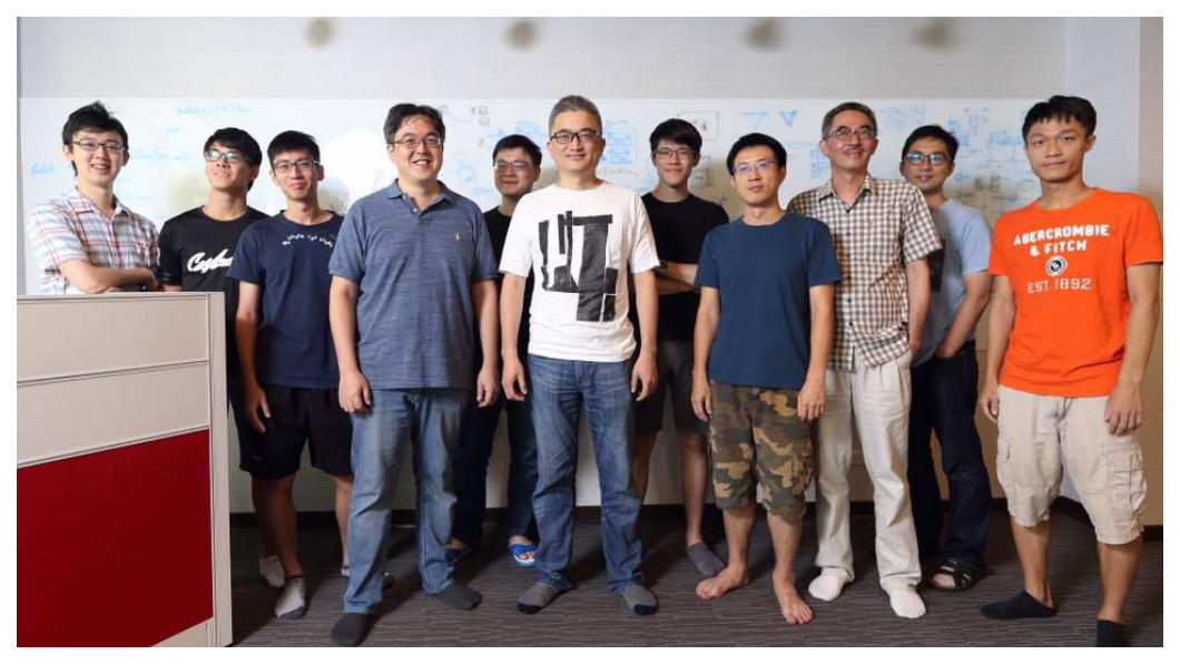杜奕瑾(右六)認為，台灣應該把握未來黃金10年，台灣醫療體系健全，全民健保數據很完整，是AI能發揮的首選；此外，在智慧城市、無人機和語音辨識系統，也都是AI人才可發揮的機會。  圖／杜奕瑾臉書