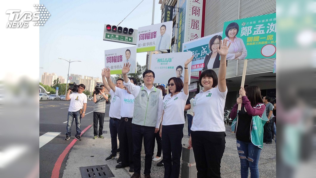 母雞帶小雞　陳其邁領軍路口拜票