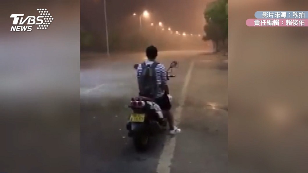 要走還是不走?前方1公尺暴雨 騎士停車懷疑人生