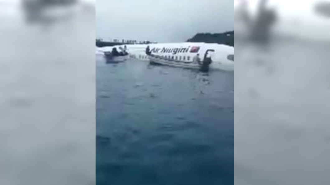 奇蹟!降錯跑道衝入大海 機上47人全獲救