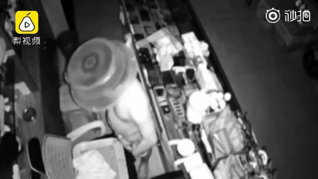 笨賊罩透明臉盆偷超市 網傻爆眼:這智商...