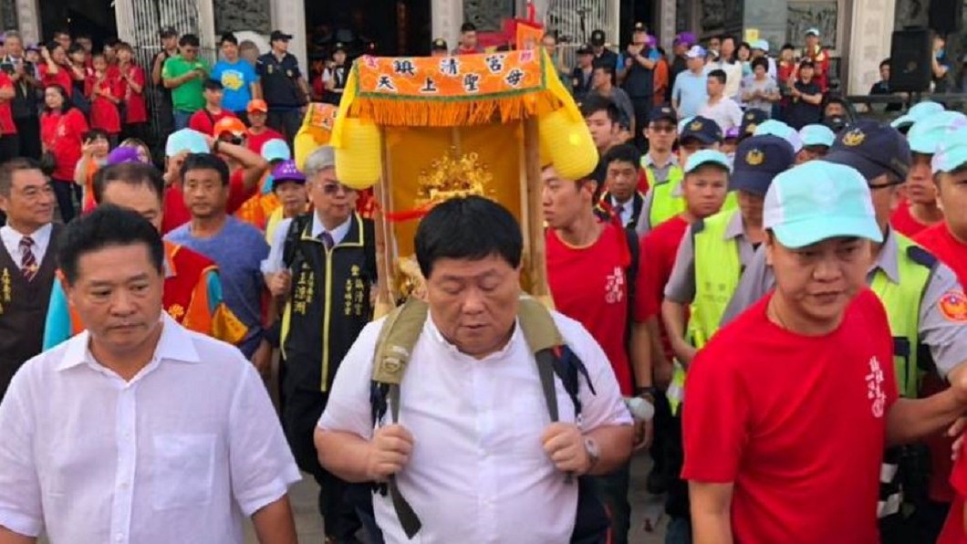 鎮清宮謁祖!傳將爆搶轎大戰 顏清標親揹媽祖:到此為止
