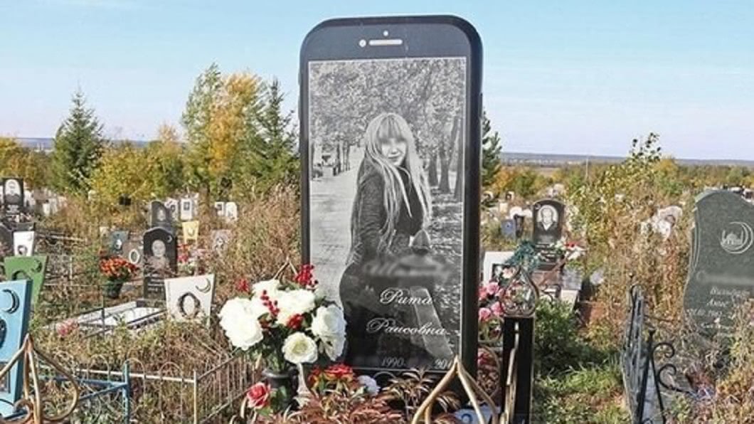 死忠果粉!墓園驚見「iPhone 6墓碑」真相網淚崩