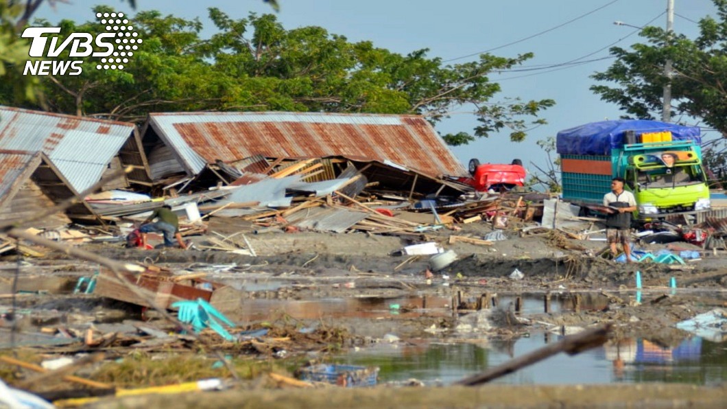 印尼規模7.5強震掀3米巨浪　海水一退「遍地遺體」！