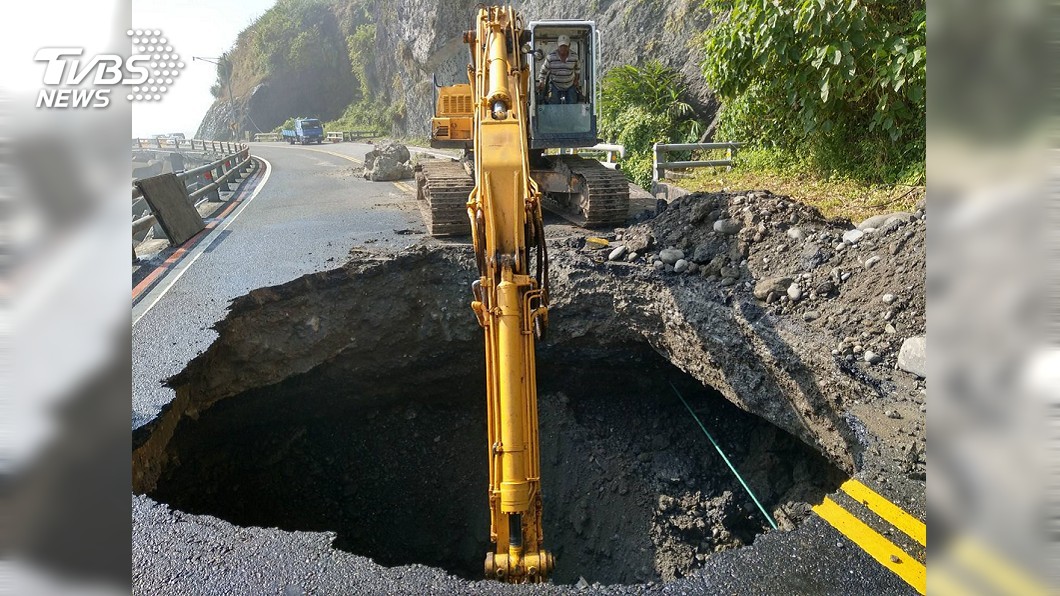 潭美颱風掀浪 花蓮台11線豐濱段路基掏空