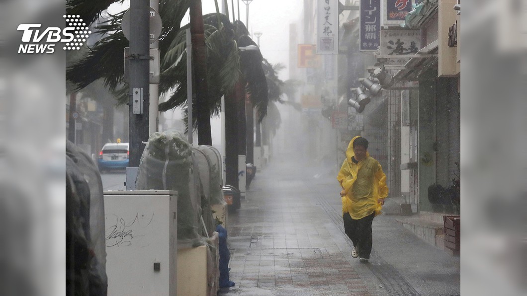 陸地變海洋!潭美颱風直撲沖繩 停電交通停擺