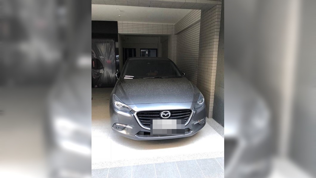 別家車庫「停好停滿」!遇最恥駕駛 屋主:想拉鐵門