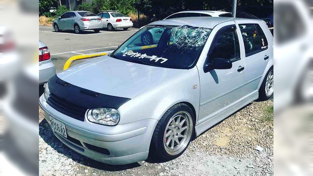 太87!笨賊偷車被防盜反鎖 崩潰敲窗:讓我出去
