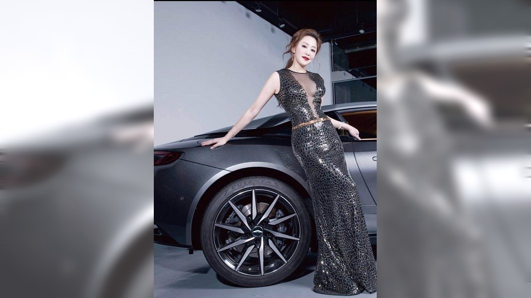 深V蛇紋禮服「開到肚臍」 李婉鈺半露酥胸超吸睛