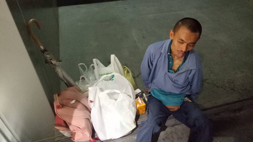 癲癇男罹怪病全身顫抖 日夜蹲路邊賣糖求生